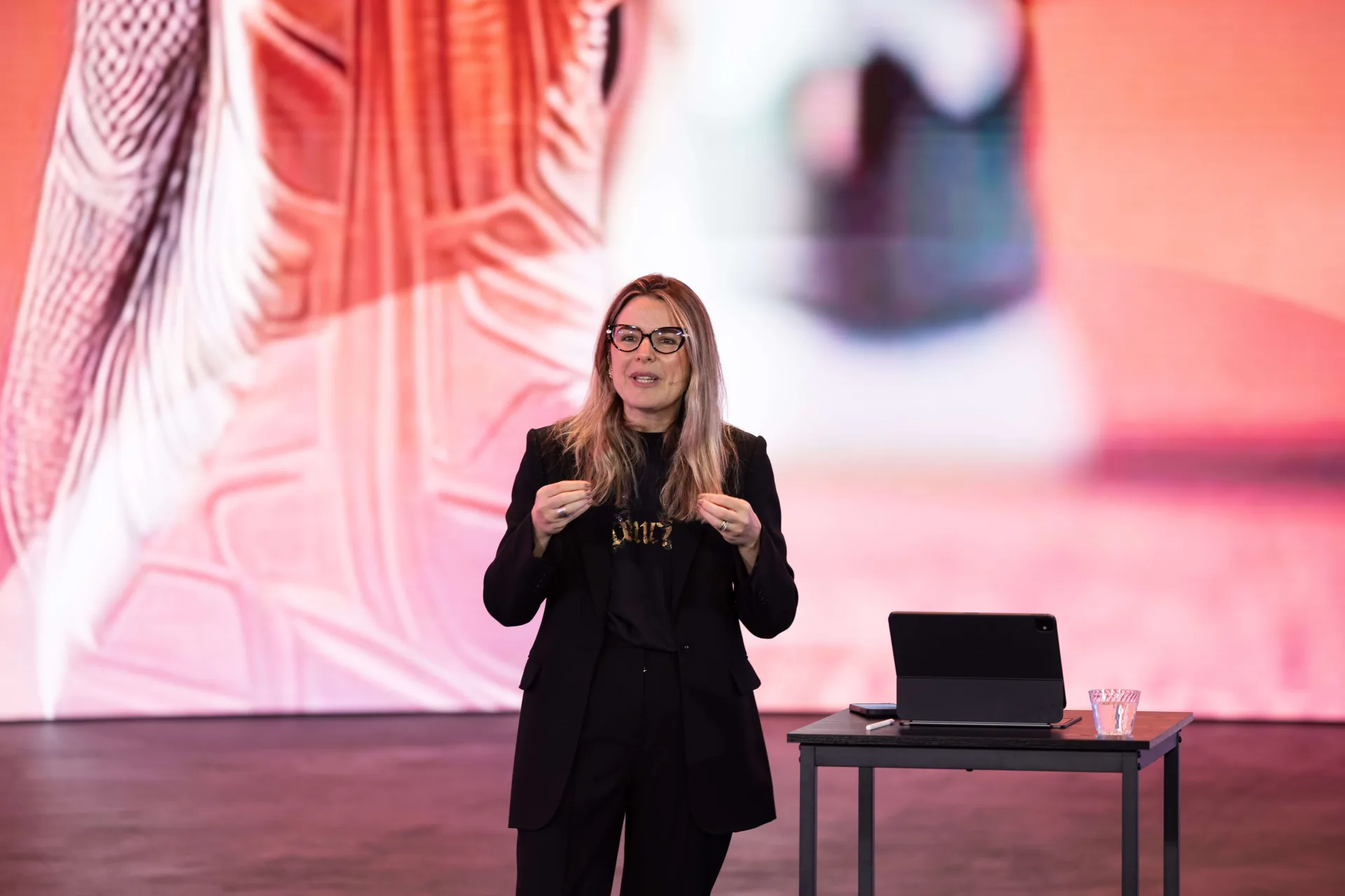 Andreza Araújo apresenta a Masterclass Cultura de Segurança 2025 no palco