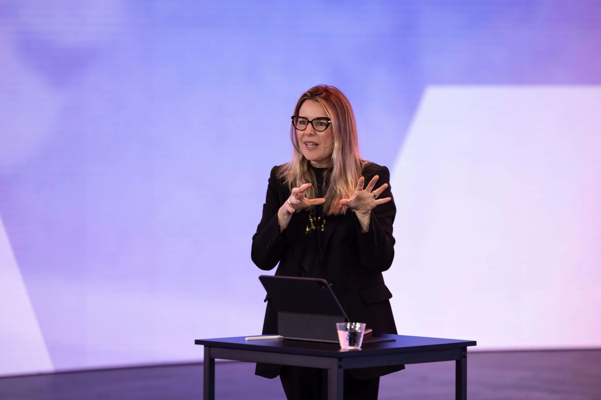 Andreza Araújo fala ao público durante a Masterclass